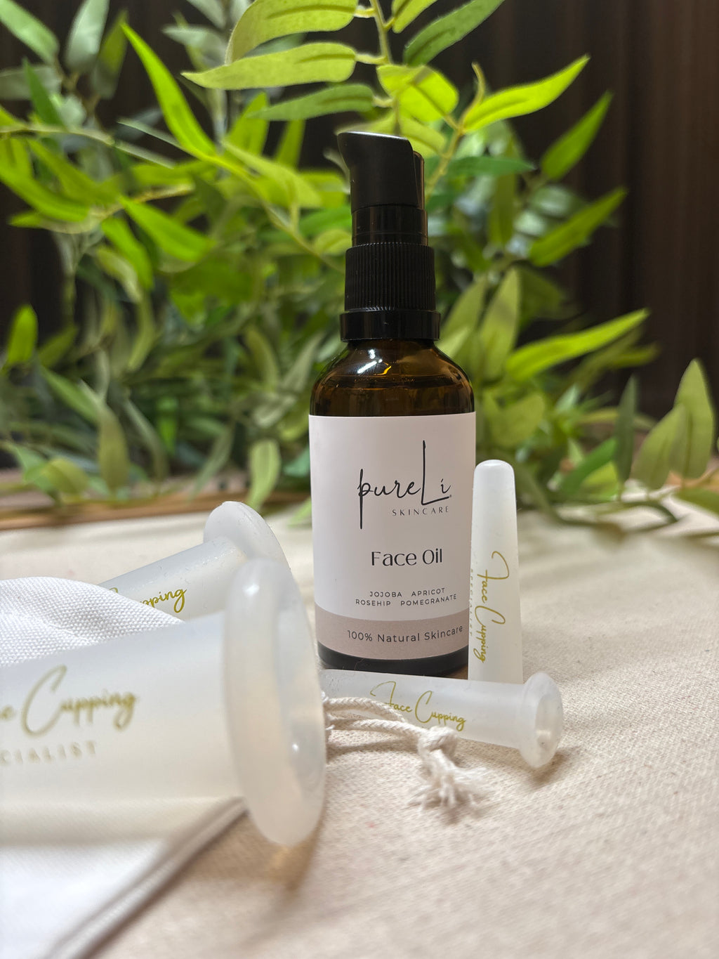 De gehele face cupping set; cups, olie en katoene opbergzakje. Je krijgt de routine er gratis bij.