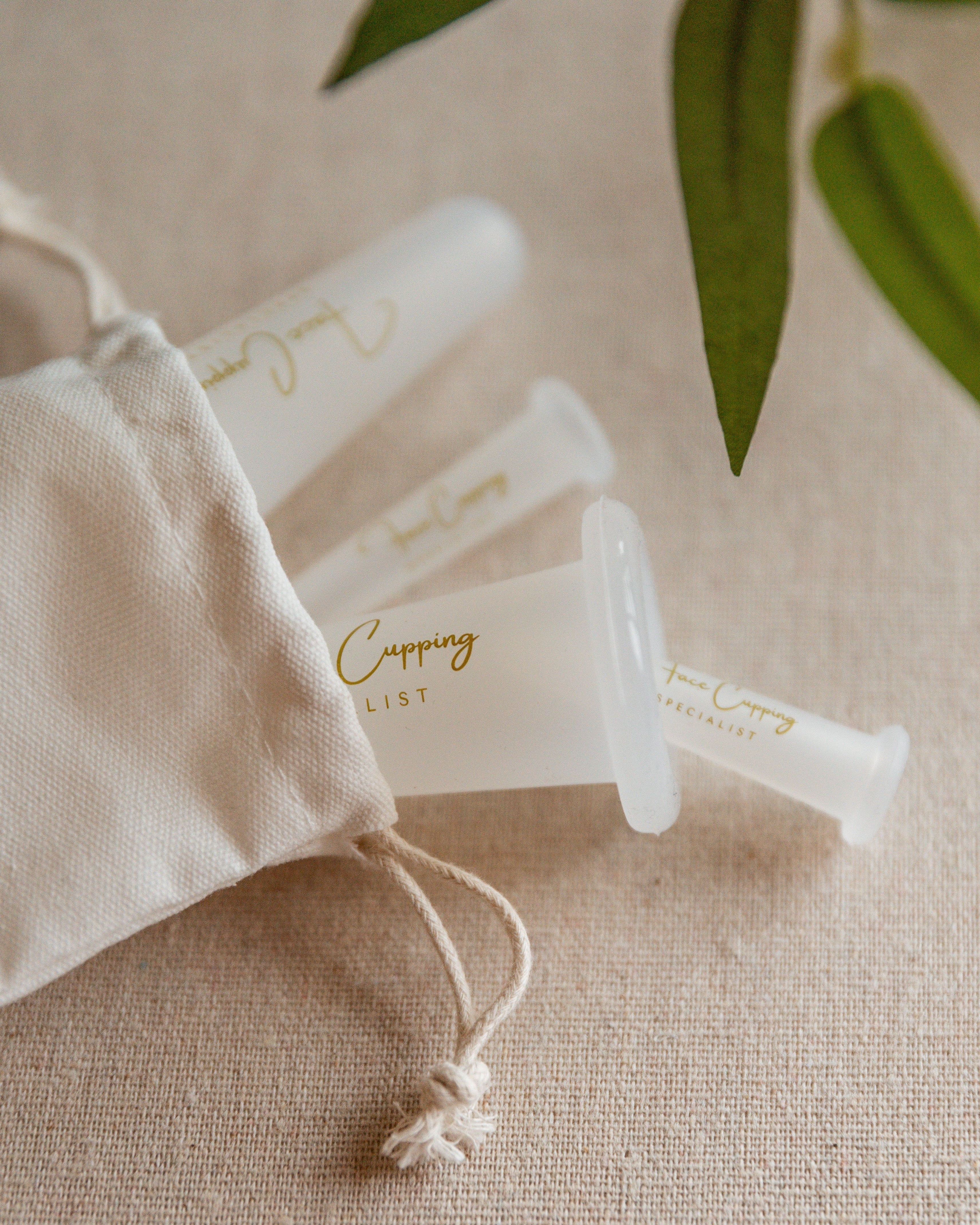 Een mooie foto van de Face Cups van Pureli Skincare in het katoene opbergzakje.