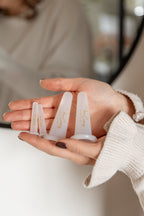 De Face Cupping Specialist houdt de Cups vast in haar handen voor de spiegel.